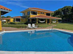 Se vende casa en el Club de Golf Coronado
