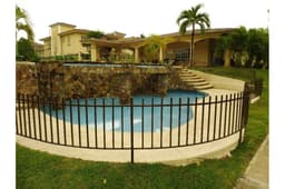 Casa DUPLEX UNIFAMILIAR en Residencial Golden Springs, Condado del R