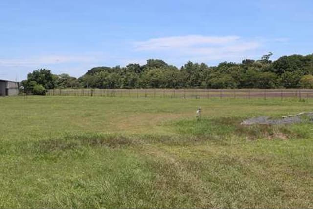 96 METERS OF RUNWAY FRONTAGE AT THE CHAME AIRPORT!!