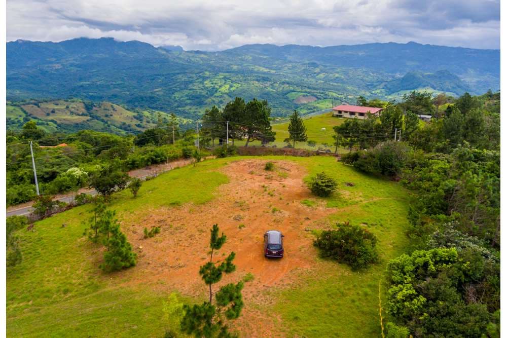 Mountain Land with Panoramic Views  Mountains and Valleys are the View — foto 2
