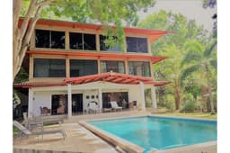 Vendo Lujosa Casa frente al mar de 3 niveles, con extensas áreas verde