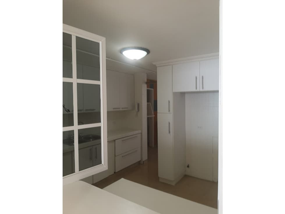SE ALQUILA APARTAMENTO VACÍO 2 REC EN CALLE 50 — foto 3