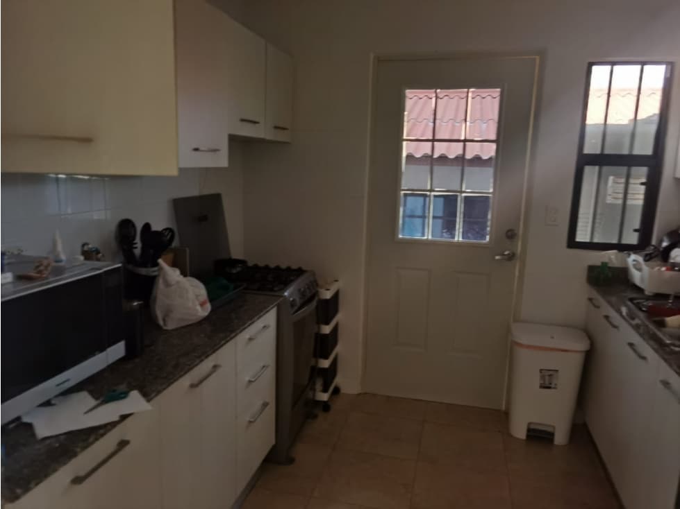 SE ALQUILA CASA SEMI-AMOBLADA EN LAS CUMBRES — foto 1