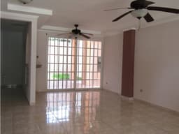 SE ALQUILA CASA DE DOS NIVELES 3 REC EN JUAN DIAZ