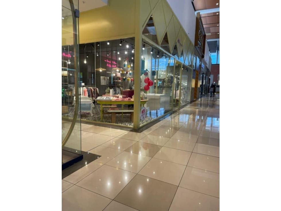 ALQUILER DE LOCAL COMERCIAL 70MTS EN MALL MULTIPLAZA — foto 1