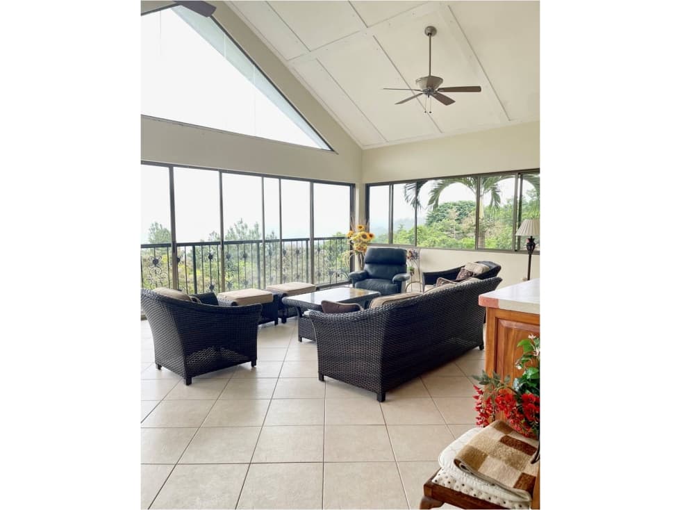 Beautiful Custom Built Home on 2 large lots with Spectacular Views — foto 2