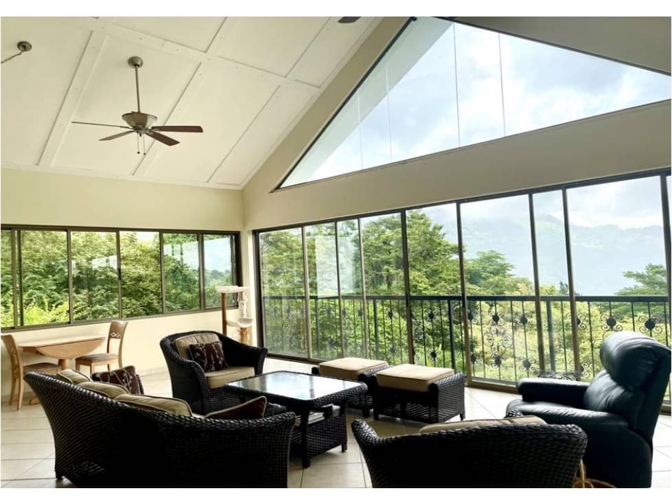 Beautiful Custom Built Home on 2 large lots with Spectacular Views — foto 1