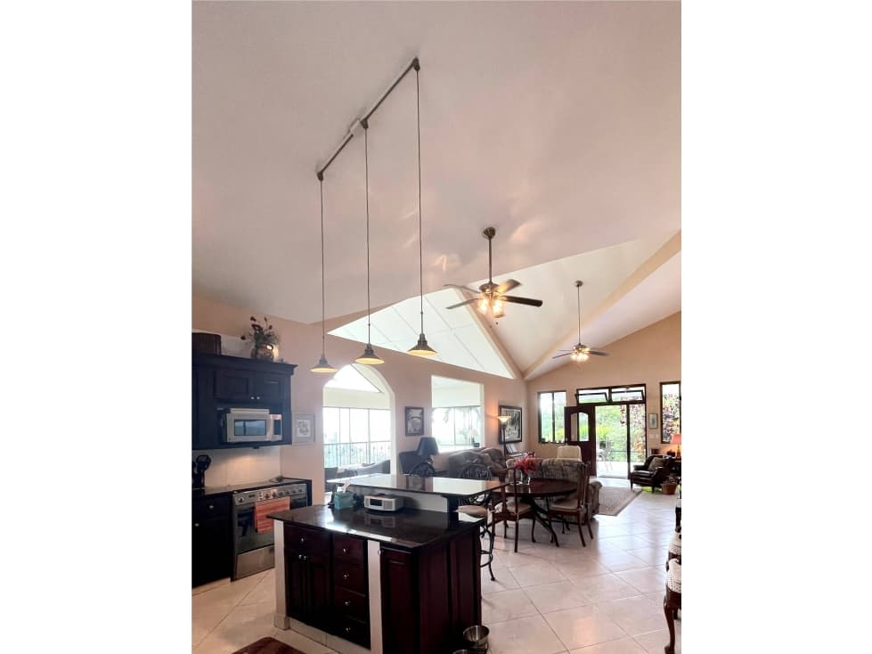 Beautiful Custom Built Home on 2 large lots with Spectacular Views — foto 3