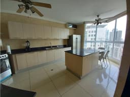 SE VENDE AMPLIO APARTAMENTO EN HATO PINTADO