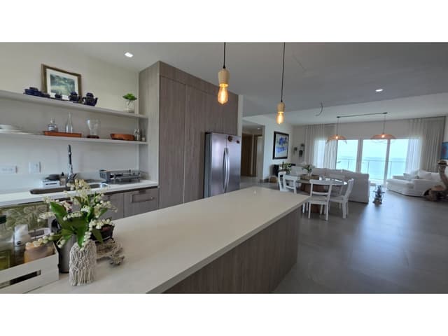 Venta de Exclusivo Apartamento Frente al Mar Playa Escondida, Colón