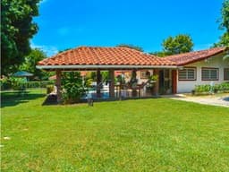 Casa con Amplio Terreno en Venta Coronado